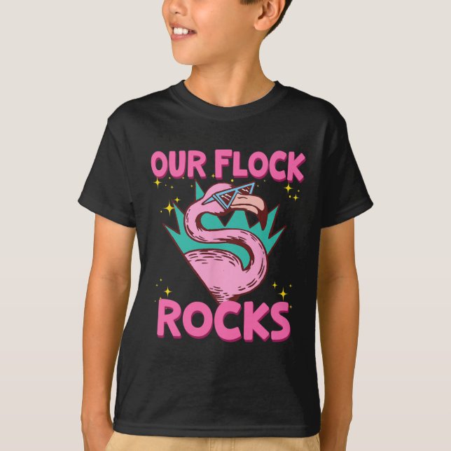 Vår Flock Sten Flamingo Matching Family Vacation T Shirt (Framsida)