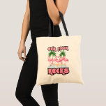 Vår Flock Sten Rosa Flamingos-design Tygkasse<br><div class="desc">Fira din besättning med denna roligt och färglös väska med flamingos och handflatan träd med den djärva frasen "Vårt Flock Sten". Perfekt för att matcha grupputfall, flickors resor, strandars möhippor, familjeåterföreningar eller tropiska semester. Den här leksaken ger dig en samordnad, öinspirerad vibe till din hemkomst eller ditt möte. Lätt, praktiskt...</div>