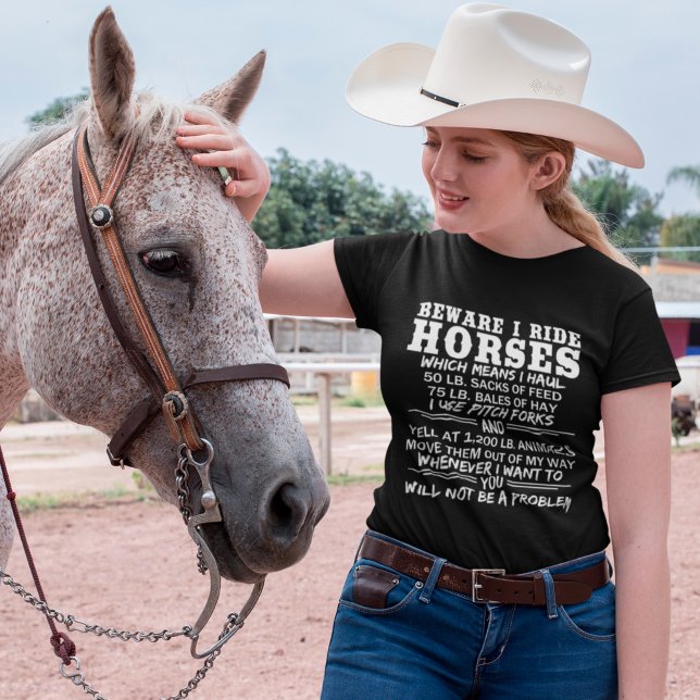 Var försiktig i Ride Horses Funny Equestrian Barn  T Shirt (Skapare uppladdad)