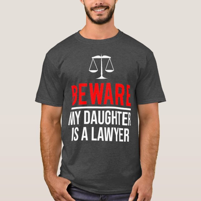 Var försiktig med att min dotter är advokat. t shirt (Framsida)