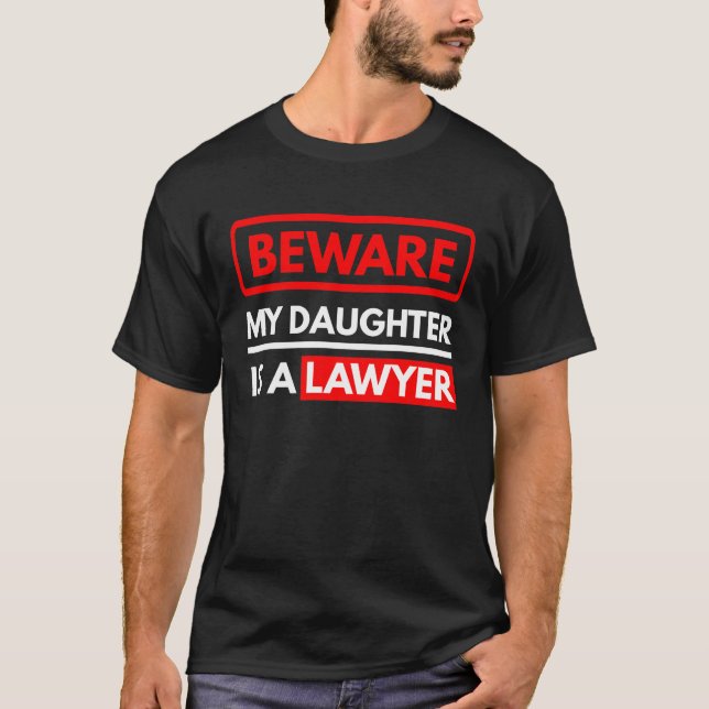 Var försiktig med att min dotter är advokat t shirt (Framsida)