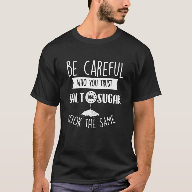 Var försiktig med vem du litar på Sarcastic Humor  T Shirt (Framsida)