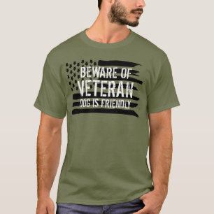 Var försiktig med Veterantjänsten Hund T Shirt