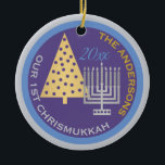 Vår första Chrismukah Photo Träd Menorah Keepsaké Julgransprydnad Keramik<br><div class="desc">Anpassa den här roligten VÅRT FÖRSTA CHRISMUKKAH-prydnadsämne för en sorts familjesammans. Från guld Julgran till silver Hanukkah-menorah kommer denna blåa och lila-ornament att hedra minnet av ert första blandade helgdag. Ladda upp fotot på baksidan och lägg till ditt namn och året på framsidan. "VÅR 1ST CHRISMUKKAH" kan också anpassas för...</div>