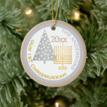 Vår första Chrismukah Träd Menorah Keepsakfoto Julgransprydnad Keramik<br><div class="desc">Anpassa den här chicen VÅRT FÖRSTA CHRISMUKKAH-prydnadsämne med ditt namn, år och foto för en typ av familjesammans. Från guld-tonen Hanukkah-menorah till silver-tonen Julgran kommer detta vita, silvra grått och varma rostade mandeltan-ornament att hedra minnet av ert första blandade helgdag. Ladda upp fotot på baksidan med den lättåtkomliga användan av...</div>