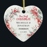 Vår första CHRISTMAS Winter Blommigt Heart Julgransprydnad Keramik<br><div class="desc">Vår första personlig av keramiska hjärtprydnadsföremål skildrar en vinter i eleganten, utandning av blommigten vid jultomten med den vackra färgen frysta röda bär, blommor och delikat mjuk sage grönt löv och evergreens. Anpassa med namn och datum. Baksidan är Bible Verse Sång i Solomon 3:4, "Jag har hittat den som min...</div>