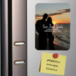 Vår första dag, några fotominnesdagar i Bröllop Magnet<br><div class="desc">Vårt första datum, Ett foto-Bröllop-jubileum, Modern Magnet. Föreställ er att ni firar er bröllop-årsdag genom att högtidlighålla ert första datum. Det är perfektens sätt att fira din romantiska resa. Anpassa den med ditt eget foto och din egen information. Kontakta mig för ytterligare anpassning innan du placerar din beställning. Tack för...</div>