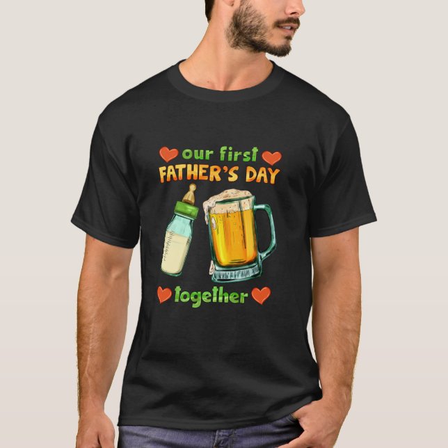 Vår första Far-dag som dricker buddierna Baby öl T Shirt (Framsida)