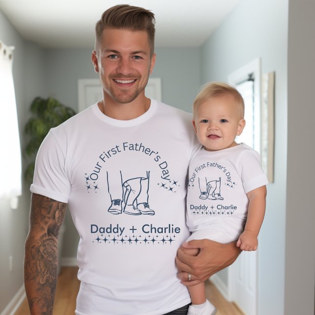 Vår första Fars dag, Far/baby, som står på vår sid T Shirt (Matching daddy and me t-shirts for father's day. Our first father's day!)