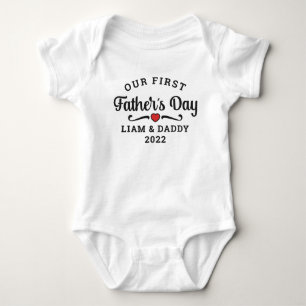 Vår Första Fars Dags Bebis och Pappas Namn T Shirt