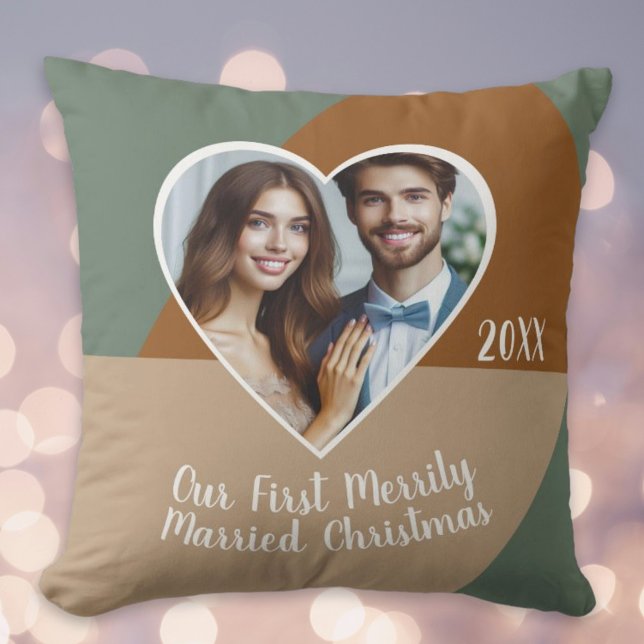 Vår första glada jul som nygifta med eget foto  kudde (Our First Merrily Married Christmas Custom Photo Throw Pillow)