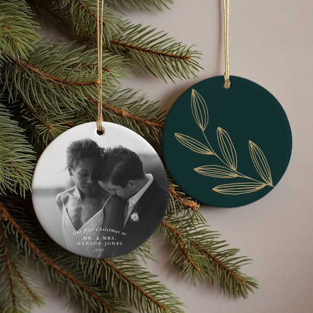 Vår första Grönt i julen är prydnadsföremål Julgransprydnad Keramik (Our first Christmas couples photo ornament featuring a hand-drawn botanical sprout on green.)