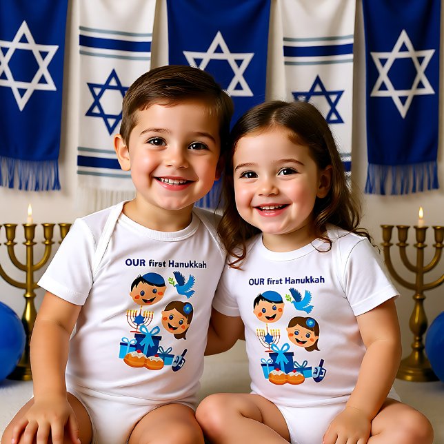 👶 vår första Hanukkah - med syskon T Shirt (👶🍩 Our 1st Hanukkah - with siblings Baby Bodysuit, custom text)