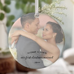 Vår första helgmålade Dubbla Sided Photo Julgransprydnad Keramik<br><div class="desc">En underbar keepy för din första jul gift. Mallen är inställd så att du kan lägga till ett eget foto, som visas längst fram och längst bak. Det finns en vit halvogenomskinlig övertäckning för att mjukt stänga av fotot och belysa texten. Formuleringen är tryckt i en kombination av handskrivet manus...</div>