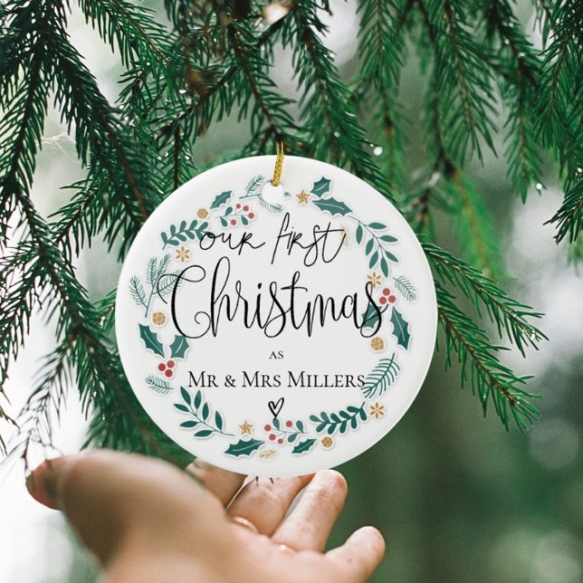 Vår första jul 2025 Nyligen lyfte Mr. & Mrs. Wande Julgransprydnad Keramik (Our First Christmas 2025 Newlywed Mr & Mrs Wreath Ceramic Ornament)