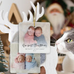 Vår första jul 2-fotoskript Twin Baby Julgransprydnad Keramik<br><div class="desc">Vår första jul 2-foto-skript Tvillin Barn namn och Year. Underbar nyckelgåva. Ett lekfullt skript för vår första jul och som är enkelt att anpassa med ditt babys namn och året och som ersätter de provfoton som finns på varje sida med dina favoriter. På framsidan finns ett övertäckt överlägg av lagrar...</div>