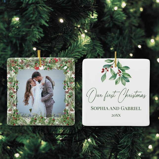 Vår första jul Elegant bröllop Newlyed Julgransprydnad Keramik (Modern elegant Our first Christmas ornament for newlywed couple, 1st Christmas, script typography)