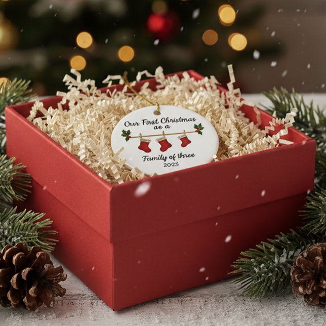 Vår första jul - familjen med tre lager 2025 julgransprydnad keramik (Skapare uppladdad)