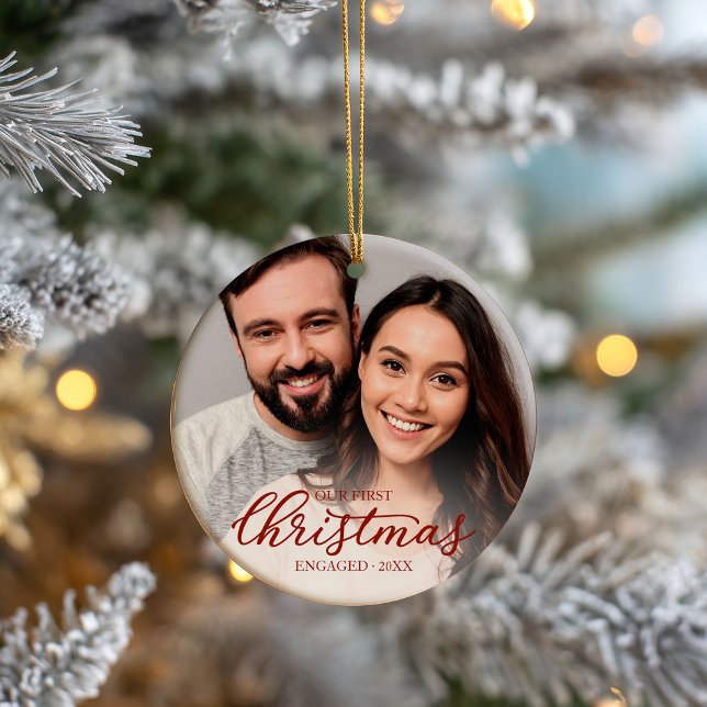 Vår första jul förlovade elegant röd skrift julgransprydnad keramik (Skapare uppladdad)