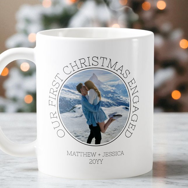 Vår första jul förlovade Enkel Modern 2 Foto Kaffemugg (Our First Christmas Engaged SImple Modern 2 Photo Coffee Mug)