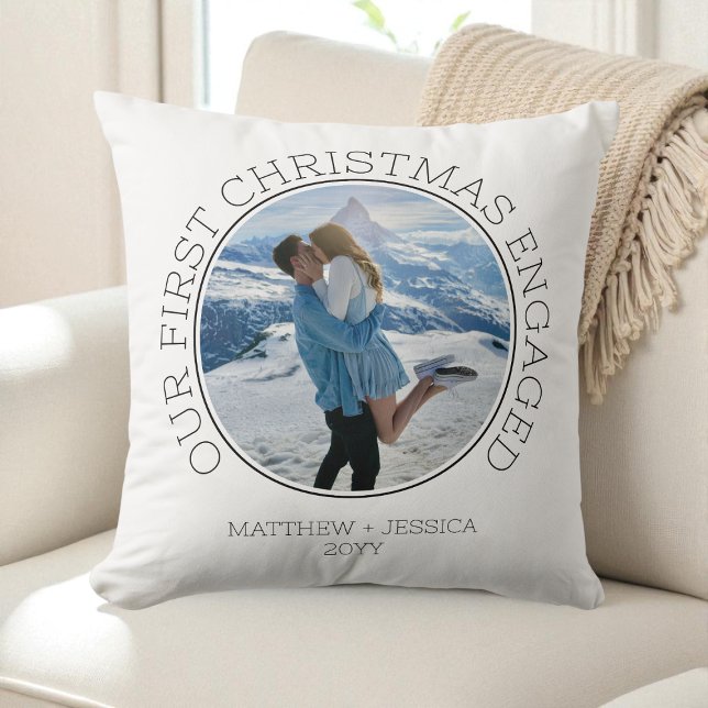 Vår första jul förlovade Enkel Modern 2 Foto Kudde (Our First Christmas Engaged SImple Modern 2 Photo Throw Pillow)