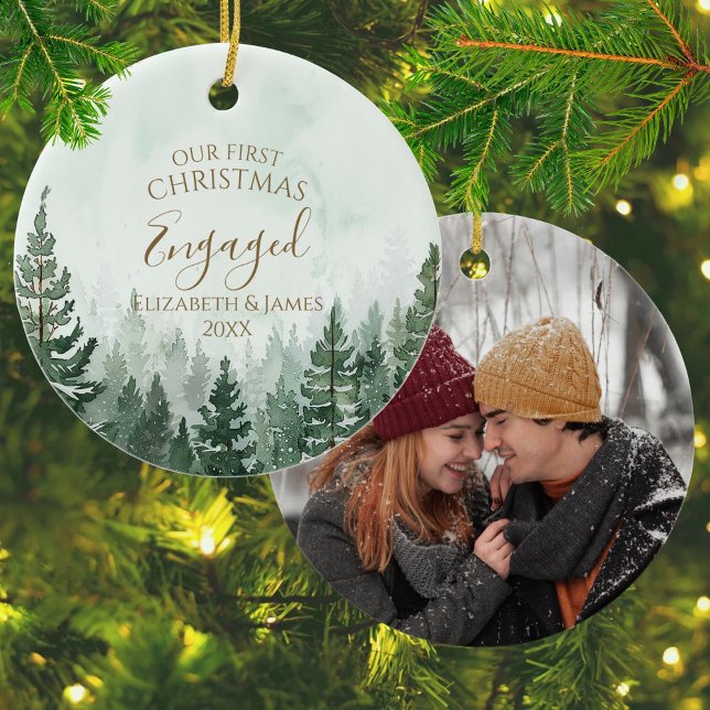 Vår första jul förlovade foto tallskog julgransprydnad keramik (Our First Christmas Engaged Photo Pine Tree Forest Ceramic Ornament)