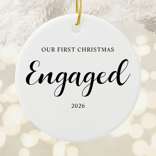 Vår första jul förlovade vacker kalligrafi julgransprydnad keramik (Our First Christmas Engaged Pretty Calligraphy Ceramic Ornament)