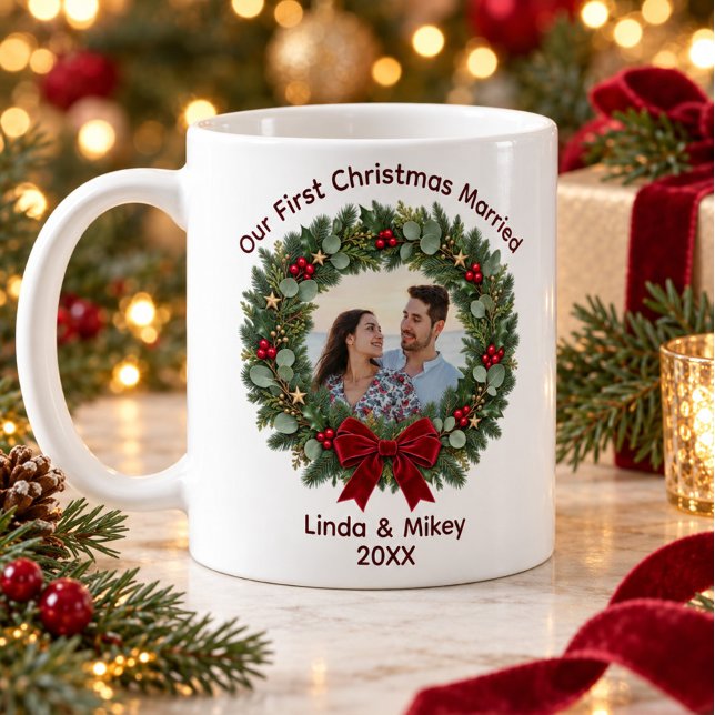 Vår första jul gifta röd bow julkrans fotobild kaffemugg (Our First Christmas Married Red Bow Wreath Photo Coffee Mug)