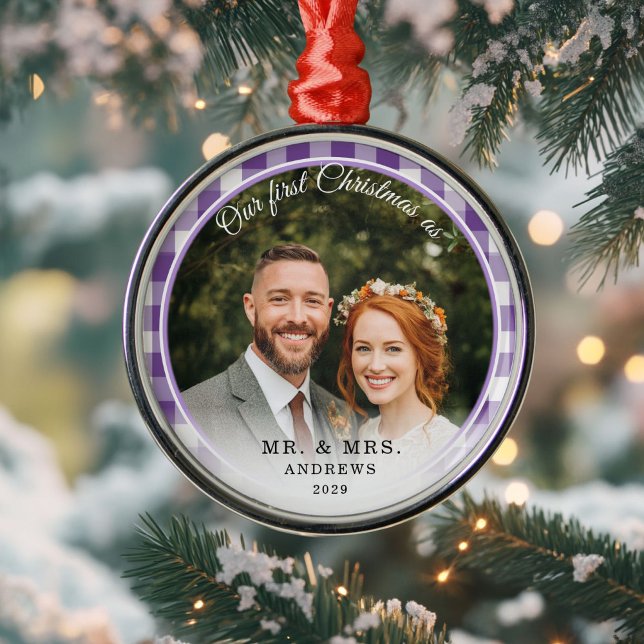 Vår första jul-herr&fru Photo Lila Gingham Julgransprydnad Metall (Our First Christmas-Mr.&Mrs. Photo Purple Gingham Metal Ornament)