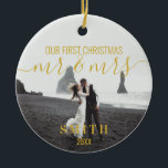 Vår första jul, herr Photo Ceramic Ornament<br><div class="desc">Modern Guld,  första julen,  herr Newlyed,  julprydnad. Har en enkel calligraphy-skriptdesign för modern elegant. Anpassa med dina foton,  familj namn och justera all text och färg. Julgåva till nygifta.</div>