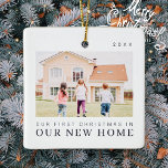 Vår första jul i vår nya moderna Chic i hemmet Julgransprydnad Keramik<br><div class="desc">Design består av modern chic-typografi med sans serif- och serif-teckensnitt. Lägg till ett foto av anpassningsbarna familj och nytt hem och år.</div>