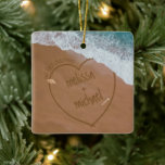 Vår första jul med Namn Beach Dold Julgransprydnad Keramik<br><div class="desc">Nautical Boutique Co.'s "Vår första jul"-stranden har ett ornament i namn i sandskriften (för det är tropiskt,  höger?!),  frasen "Vår första jul" (naturligtvis!),  och är daterad på den omvända platsen. Två små vattenfärgssolskenor accentuerar konstruktionen,  och vågar rullar försiktigt in över hjärtat som dras i sanden. #Firstjul #Beach #SandWriting</div>