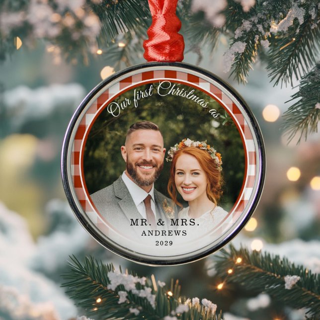 Vår första jul - Mr & Mrs Photo Red Gingham Julgransprydnad Metall (Our First Christmas-Mr. & Mrs. Photo Red-Orange Gingham Metal Ornament)