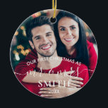 Vår första jul Mr. och Mrs. Bröllop Ceramic Orn Julgransprydnad Keramik<br><div class="desc">Modern Guld Första jul,  herr och fru Newlyed Julprydnad. Har enkel kalligrafi-skripttypografi för modern elegant. Anpassa med dina foton,  familj namn och justera all text och färg. Julgåva till nygifta.</div>