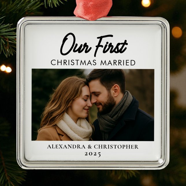 Vår första jul präglade av minimalistisk modern julgransprydnad metall (Skapare uppladdad)