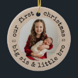 Vår första jul som Big Sister & Bro Photo Julgransprydnad Keramik<br><div class="desc">Fira en söt jul till det nya syskonen. Den här runda fotodesignen har ett mysigt pappert utseende,  kurvformad "vår första julklapp" och en perfekt i porträtt för en storsyster som håller sin bror i baby. Perfekt för nyfödda årstidsfoton,  familjegåvor och Bevara träd-dekoration.</div>