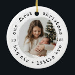 Vår första jul som Big Sister & Bro Photo Julgransprydnad Keramik<br><div class="desc">Fira en söt jul till det nya syskonen. Den här runda fotodesignen har ett mysigt pappert utseende,  kurvformad "vår första julklapp" och en perfekt i porträtt för en storsyster som håller sin bror i baby. Perfekt för nyfödda årstidsfoton,  familjegåvor och Bevara träd-dekoration.</div>