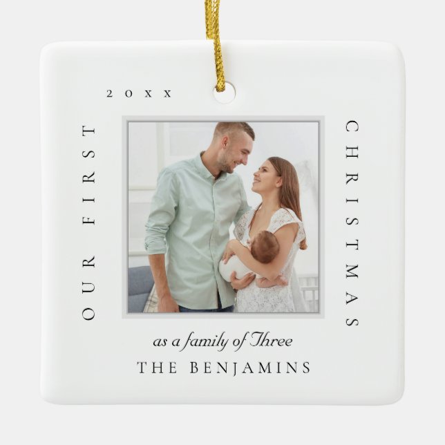 Vår första jul som en familj av julfoto julgransprydnad keramik (Framsida)
