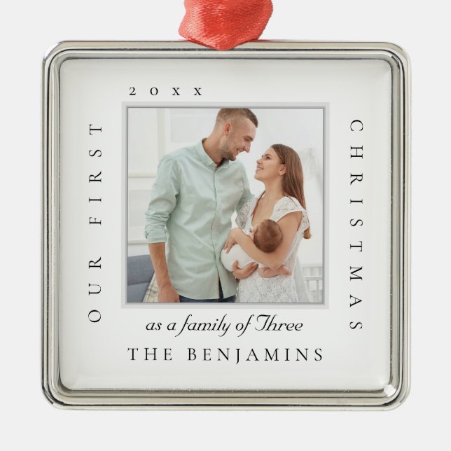 Vår första jul som en familj av julfoto julgransprydnad metall (Framsidan)
