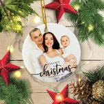 Vår första jul som en familj med 3 Eleganters foto Julgransprydnad Keramik<br><div class="desc">Vår första jul som en familj med tre Eleganters fotokeramiskt prydnadsföremål</div>