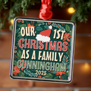 Vår första jul som en färglös krans i familjen julgransprydnad metall