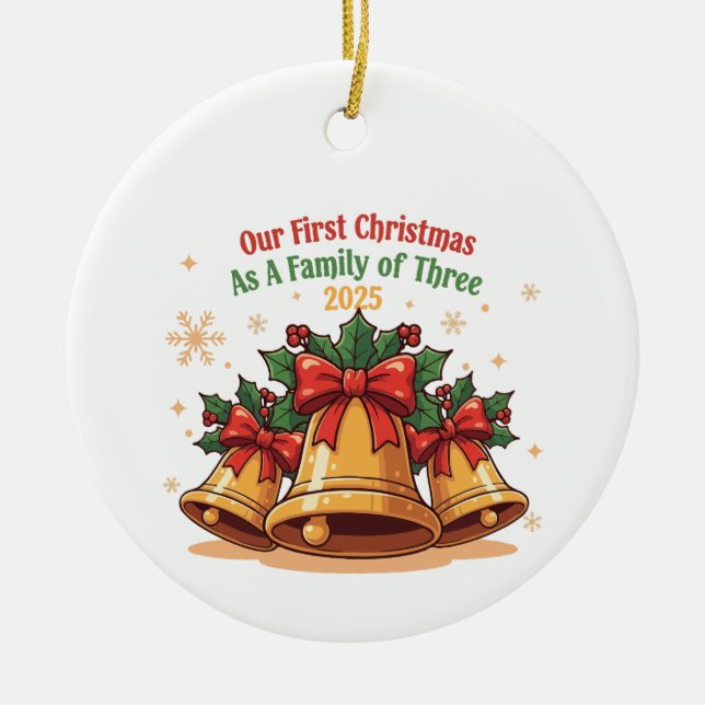 Vår första jul som familj av tre 2025 | julgransprydnad keramik (Framsidan)