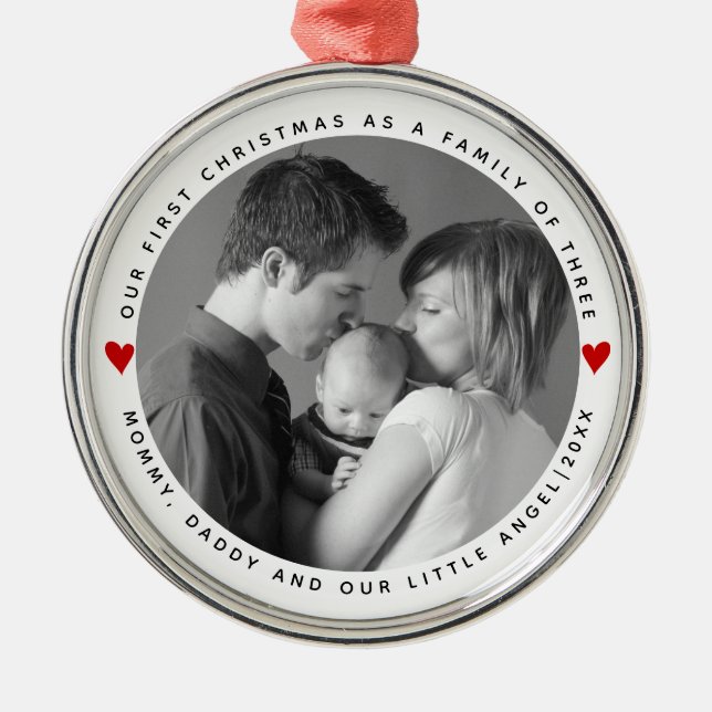 Vår första jul som familjens röda hjärtan, bild M Julgransprydnad Metall (Framsidan)