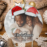 Vår första jul som fotfoto för familjen Mamma och  Julgransprydnad Keramik<br><div class="desc">Personlig Vår första jul som Mamma och Pappa-familjefoto,  ett enkelt och minimalistiskt helgdag för julprydnader med namn och år,  en snyggt som är viktig för dina första julklappar som Mamma och Pappa.</div>