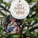 Vår första jul som foton för familjen Namn år Julgransprydnad Keramik<br><div class="desc">Vår första jul som familjefoto i Namn för att hedra minnet av din första julhelg som familj,  med ett skript för snyggt och enkelt anpassa namn och år. På andra sidan ersätter du exempelfotot med egna favoriter Du kan ändra färg genom att redigera ytterligare alternativ.</div>