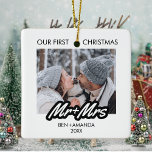 Vår första jul som gift sig som Mr och Mrs. Photo Julgransprydnad Keramik<br><div class="desc">Vår första jul,  gift som Mr. och Mrs. Photo,  enkla och minimalistiska julprydnader,  visar ditt favoritfoto från bröllop med din namn och ditt år. En snyggt för dina första julklappar som make och hustru.</div>