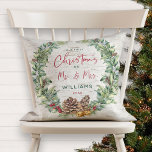 Vår första jul som herr och fru Rustic Gräs-andeta Kudde<br><div class="desc">Gratulera till din första gifta jul med denna vackra festliga helgdag-design dekorativ kudde. Den har en vattenfärgad helgdag som består av snö bär, gräs, sprickor, röda bär och faux bronze klockor, på en naturlig bakgrund av tittar faux birch bark. "Jul" och Mr. Och mrs" är tryckt på festive red hand-skrift-typografi,...</div>