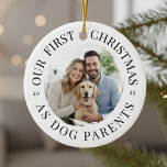 Vår första jul som Hund föräldrar Julgransprydnad Keramik<br><div class="desc">Fira den första helgdag med din valp! De vita runda prydnadsfunktionerna i keramiskt prydnadsföremål staplade texten "OUR FÖRST CHRISTMAS" ovanför och "AS HUND PARENTS" nedan, och skapade ett mjukt penselfotofönster kant för ditt favoritpar och hund-porträtt. Delade årskalendrar sitter tätt på sidorna för en ren och balanserad layout. Den svartvita typografin...</div>