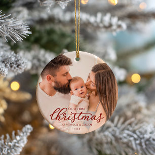 Vår första jul som mamma och pappa familjefoto julgransprydnad keramik