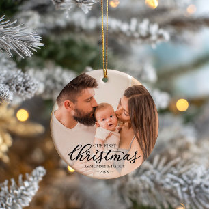 Vår första jul som mamma och pappa familjefoto julgransprydnad keramik